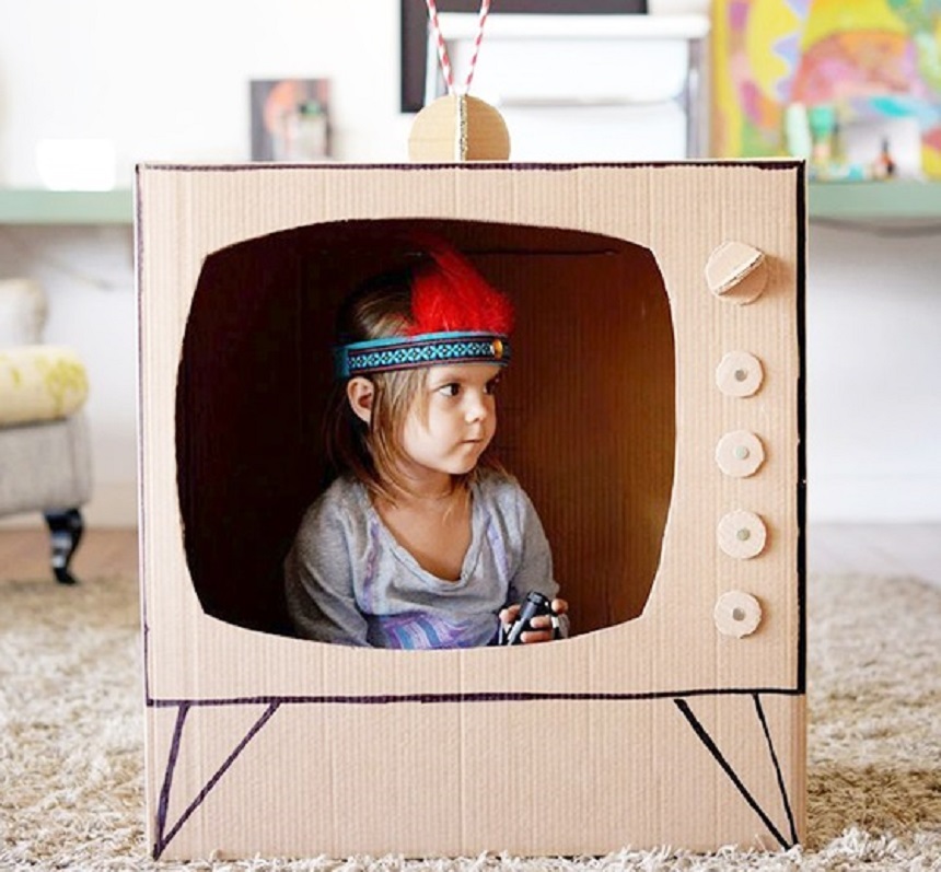Телевизор из картона для кукол