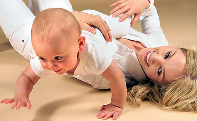 Если ребенок здоров и хорошо развивается, он может миновать ползание и сразу начать ходить в 9 - 12 месяцев.