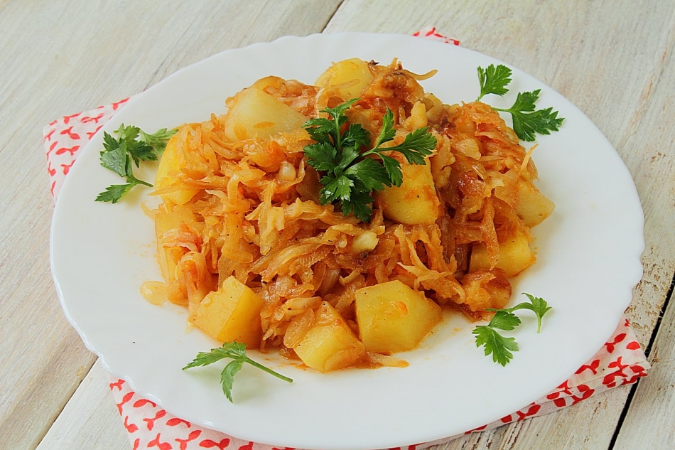 Πώς να γευσιγνωστείτε πατάτες με λάχανο σε μια κατσαρόλα;