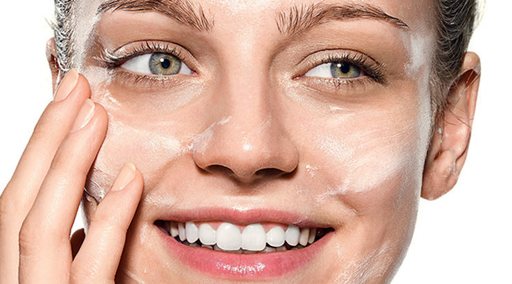 Очищение лица - важный момент в подготовке лица к макияжу