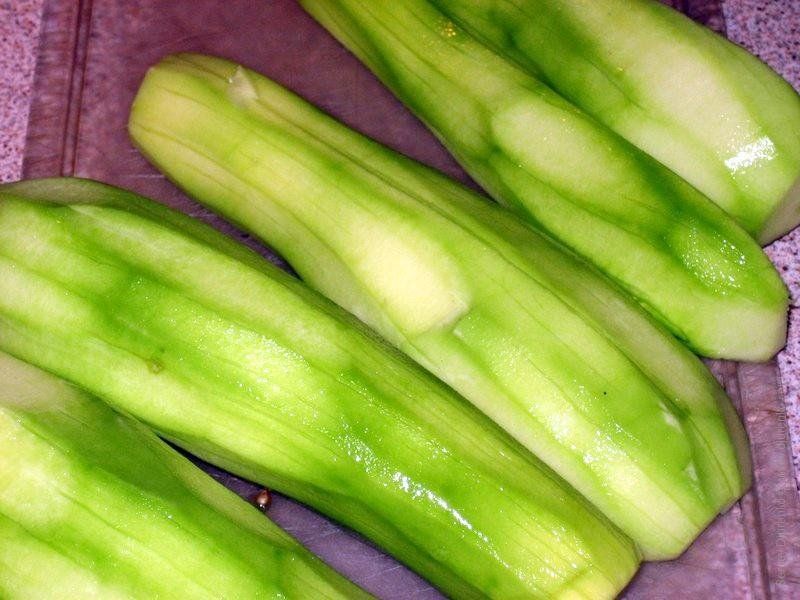 Si la peau sur les courgettes n'est pas nettoyée, alors la confiture ne sera pas si douce