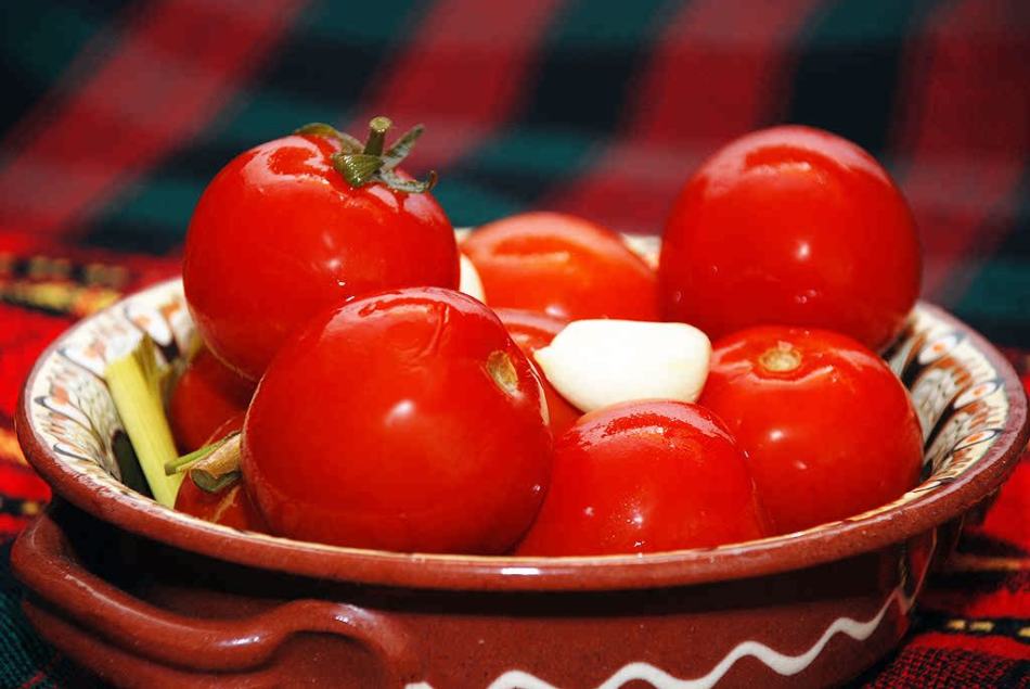 Recette pour peu de tomates salées salées dans un seau
