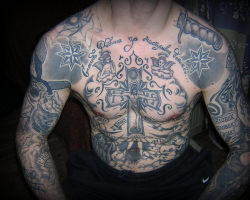 Zaporniške tetovaže in njihov pomen. Kaj počnejo tetovaže v območju medveda, volka, netopirja, mačka, smrti s kiso, vrtnico, violinskim ključem, lobanja, zmaju, sovi, delfinu, ravenu in tigerju, petelinku ?