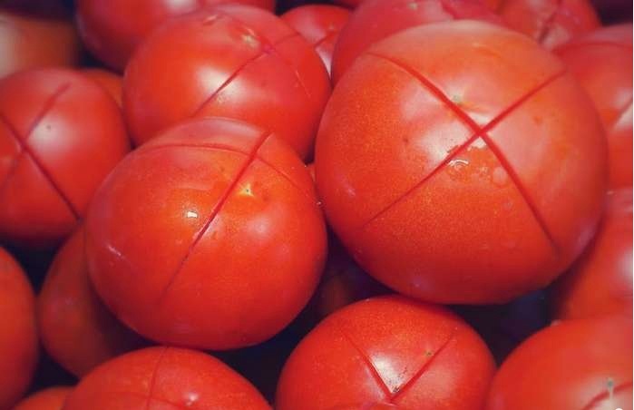 Cara cepat untuk menghilangkan kulit dari tomat