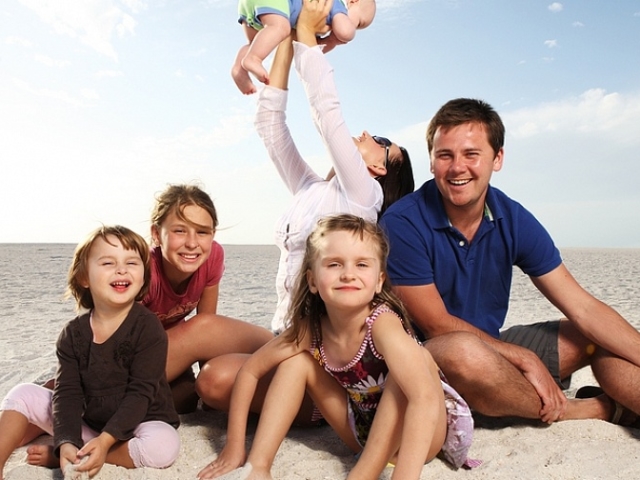Are there any benefits for vacation to large parents and which ones? Additional vacation for large parents under the Labor Code: conditions, registration