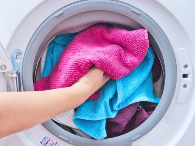 Skrb za različne vrste tkanin: Kako umivati, suho in železo naravne, umetne in sintetične tkanine?