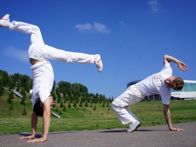 Qu'est-ce que Capoeira? Brésilien Capoeira Battle Dance en Russie pour les hommes, les femmes et les enfants: Exercices pour les débutants à la maison