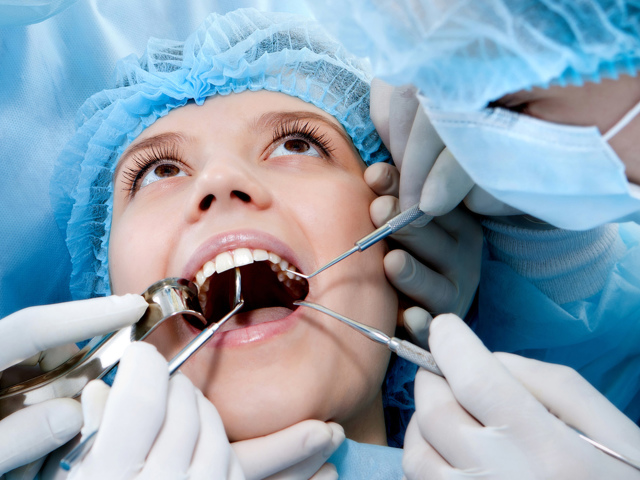 Bela plošča v dlesni po odstranitvi: vzroki, metode zdravljenja. Luknja oddaljenega zoba je prekrita z belo prevleko: ocene