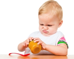 Bayi itu menjadi buruk untuk dimakan? Bagaimana cara memberi makan bayinya?