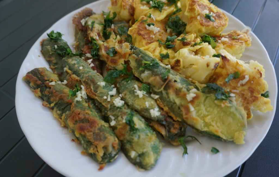 Zucchine fritte in farina e uova e solo in farina: legno di pennello