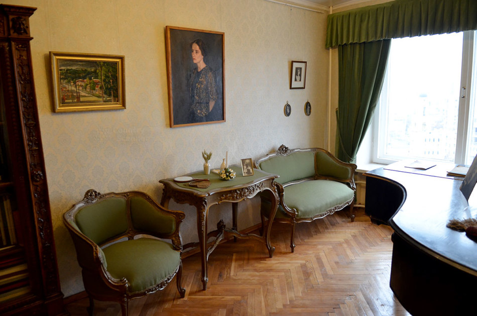 In this room, Nina Dorliak’s apartment, opera singer and pianist's wife, rehearsed