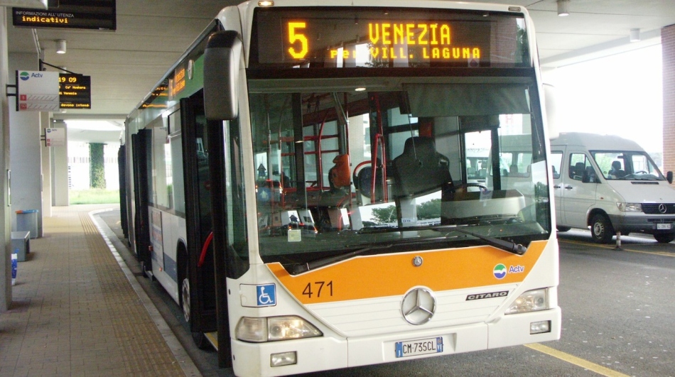 Λεωφορείο στο αεροδρόμιο της Βενετίας Marco Polo της Ιταλίας