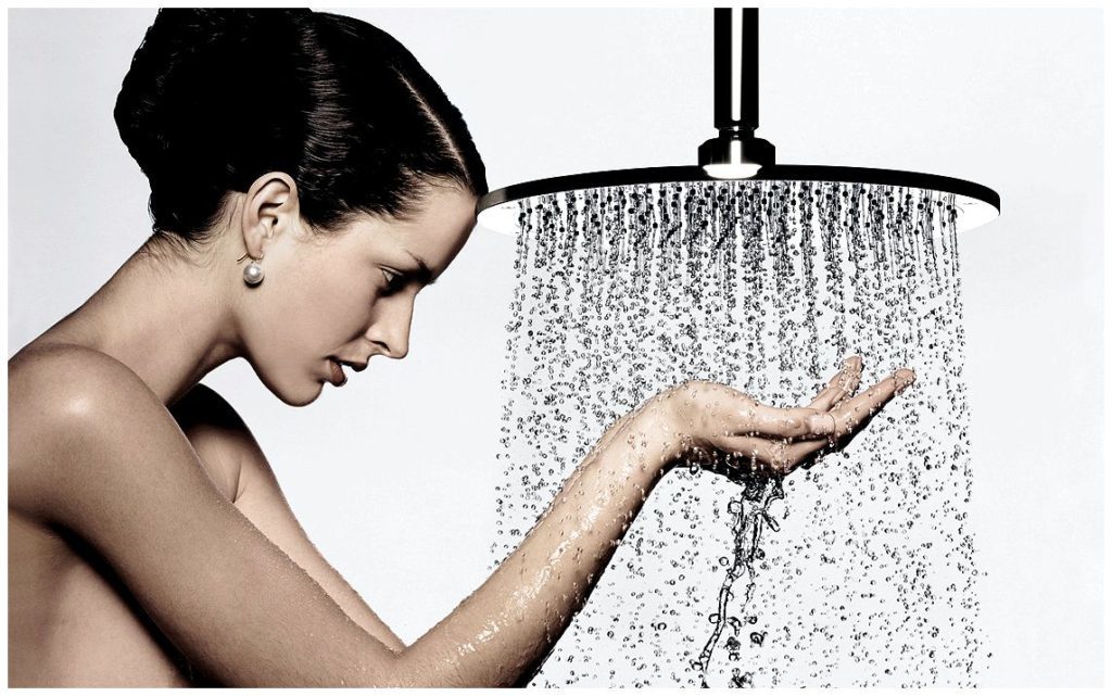 Une fille prend une douche avant les repas