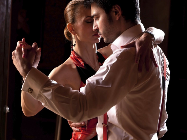 In a slow dance, a woman strokes the forearm of a man: what does this mean in the language of gestures?