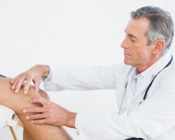 Which doctor treats the joints of the shoulder, spine, knees? Which doctor to contact if the joints hurt?