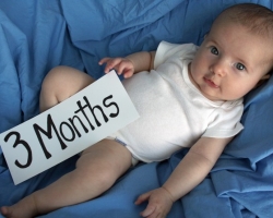 A gyermek 3 hónapos: készségek, készségek, táplálkozás, fürdés, alvás, séták, játékok, gimnasztika 3 hónapos gyermekkel. Milyen három hónapos gyermeknek tudnia kell: a baba napi rendje