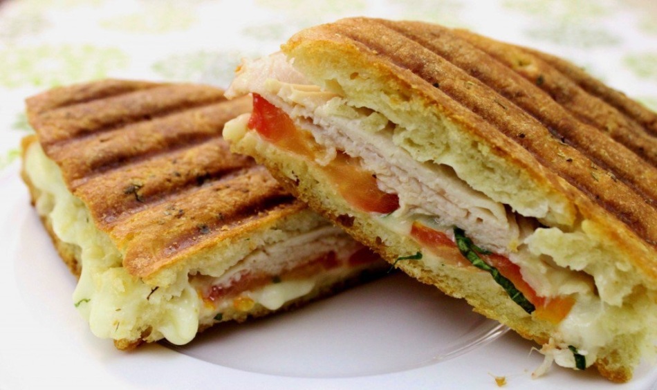 Sandwiches with chicken - a delicious snack not only at home, they are easy to take with you on the road and to work!