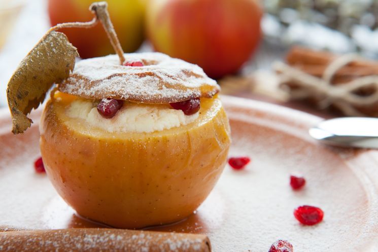 Как вкусно запечь яблоки с медом и творогом в духовке, микроволновке, мультиварке: рецепт