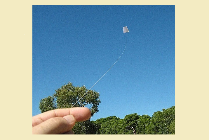 Воздушный змей из бумаги без использования палочек