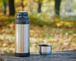 Wie und was zu reinigen ist, waschen Sie die Thermosachen aus Edelstahl und eine Glasflasche aus einer Thermos