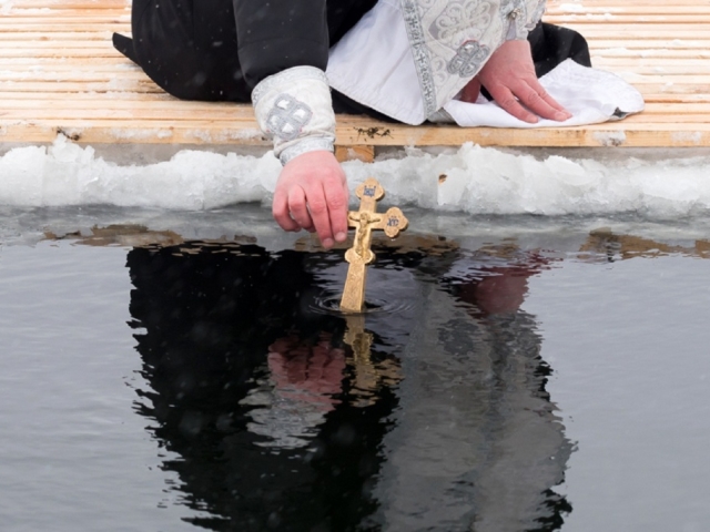 Kaj storiti z lansko krstno sveto vodo?