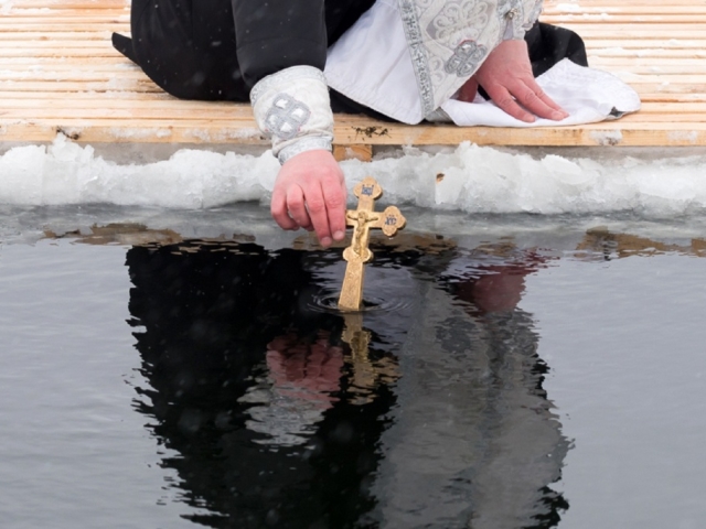 Cosa fare con l'acqua santa battesimale dell'anno scorso?