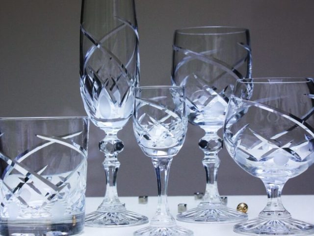 Comment distinguer le cristal du verre par le son, en utilisant de l'eau chaude et un examen? Comment vérifier le cristal ou le verre? La différence entre le cristal et le verre