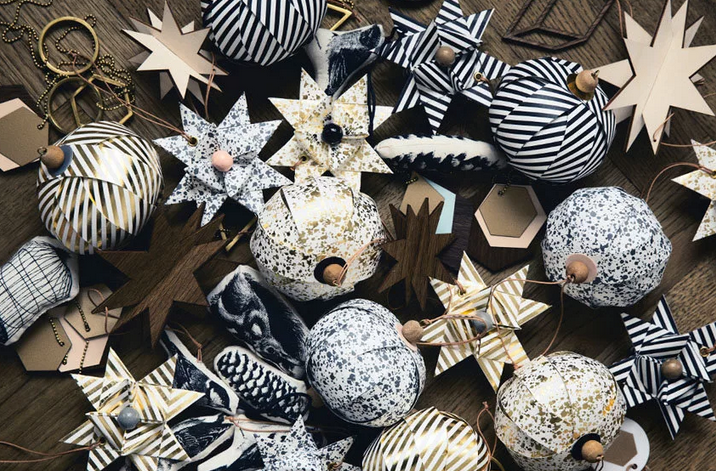 Újévi dekorációk egy karácsonyfa számára, és otthon díszítik a belső teret
