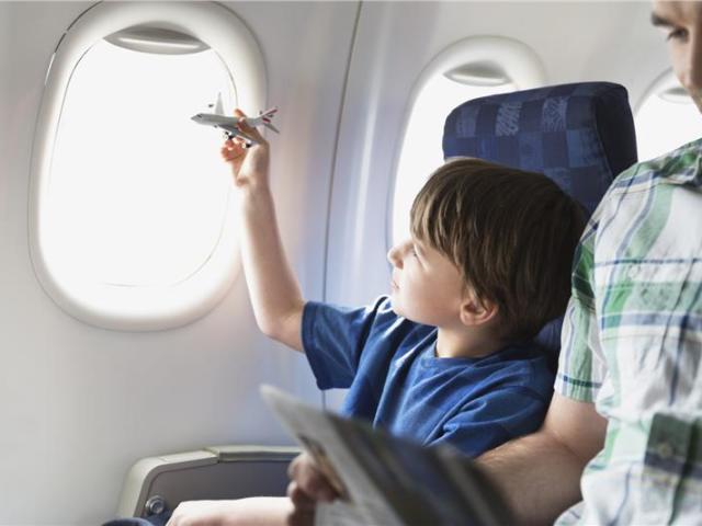 До скольки лет ребенку продают детский билет на самолет? Какая скидка существует на детский билет на самолет? На сколько дешевле стоит детский билет на самолет от взрослого?