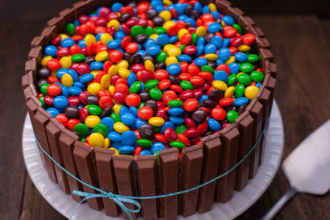 Decorazione della torta con cioccolato