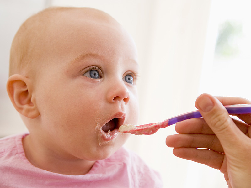 Πολλοί παιδίατρο υποστηρίζουν ότι η αρχή των συμπληρωματικών τροφίμων θα πρέπει να αναβληθεί σε 6 μήνες