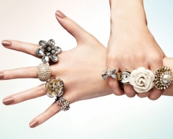 Kako izbrati in kupiti blagovno znamko Ženski prstan in prstan v spletni trgovini Lamoda? Ženski prstani za lamodo iz srebra, zlata z smaragdi in diamanti: katalog, cena, fotografija