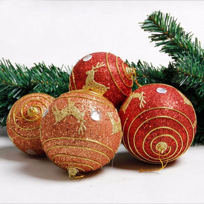 Rjave kroglice na božičnem drevesu.