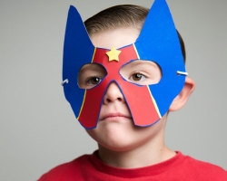 Milyen álarcos maszkot készíthet egy fiú számára, akinek a saját kezed van az új évre: lépésről lépésre utasítások, mesterkurzusok
