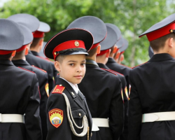 Was ist der Unterschied zwischen der SUVOROV -Schule und dem Cadet Corps: Wer sind die Suvorovites, die Kadetten?