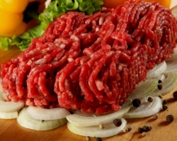 Comment geler la viande hachée finie? Est-il possible de congeler de la viande hachée avec des oignons?