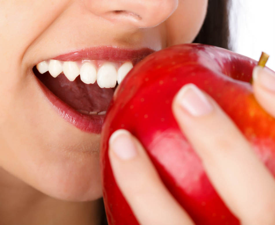 Manger des aliments solides réduit le risque de jeu de dents