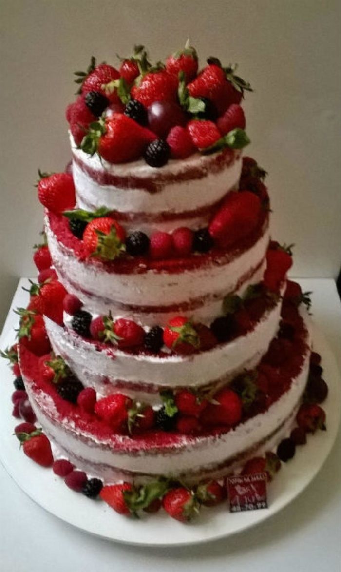 Kue pengantin multi -berlantai dengan buah beri