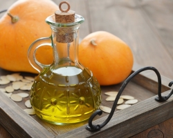 Aceite de calabaza: ¿beneficios y daños para mujeres, hombres y niños y cómo tomar la salud para la atención médica? Recetas para usar semillas de calabaza en medicina, cosmetología, ginecología