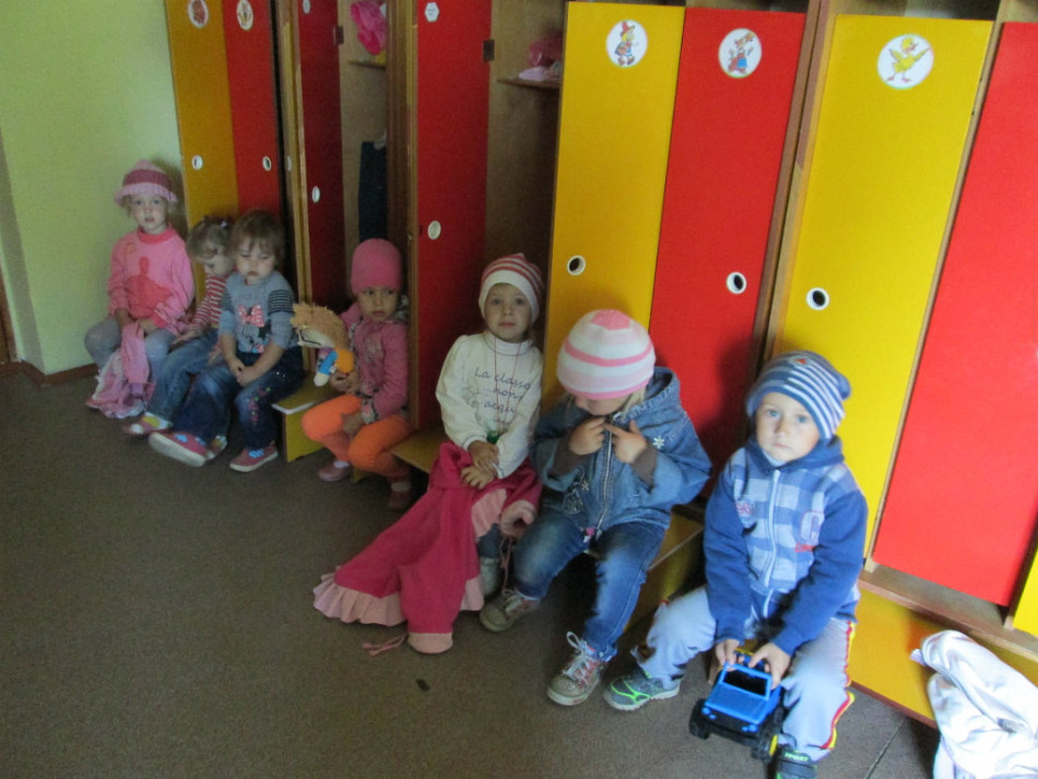 1 апреля как одеть ребенка в детский. Дети одеваются в детском саду. Одеваемся на прогулку в детском саду. Малыши одеваются в детском саду. Дети одеваются на прогулку в детском саду.