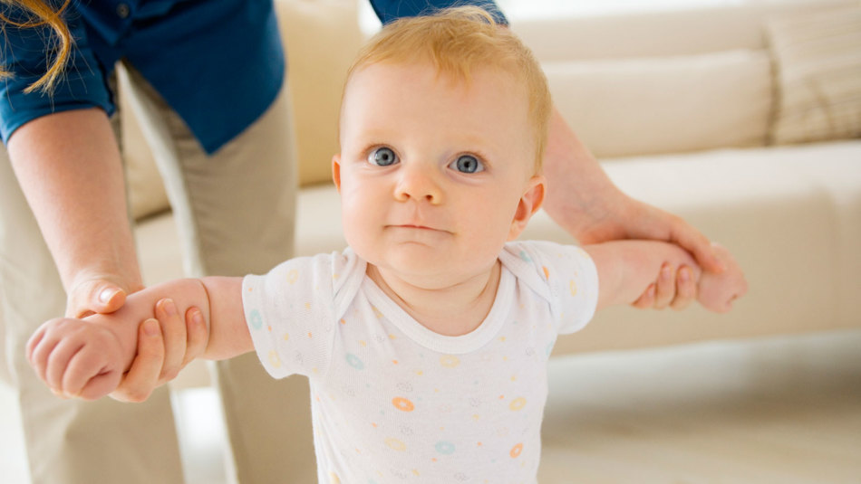 The first steps of the child are eight months old