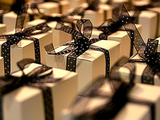 Est-il possible de donner un cadeau à un homme d'abord à un homme? Est-il nécessaire de donner des cadeaux à un homme, les hommes aiment-ils quand on leur donne des cadeaux: la psychologie. Dois-je offrir mutuellement des cadeaux au gars ou non?
