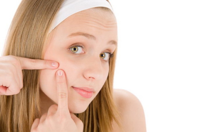 Sur le visage et le nez de l'acné chez les adolescents surviennent en raison de la restructuration du système endocrinien.