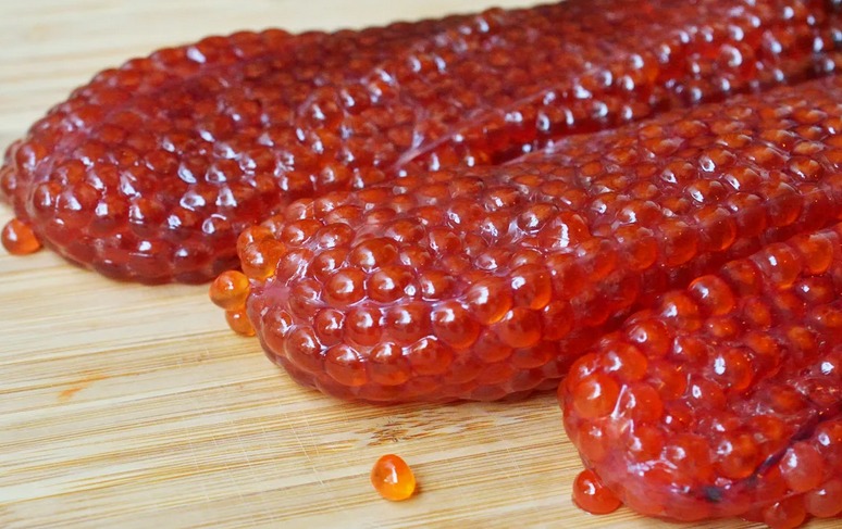 Salage du saumon rose caviar dans les yasters