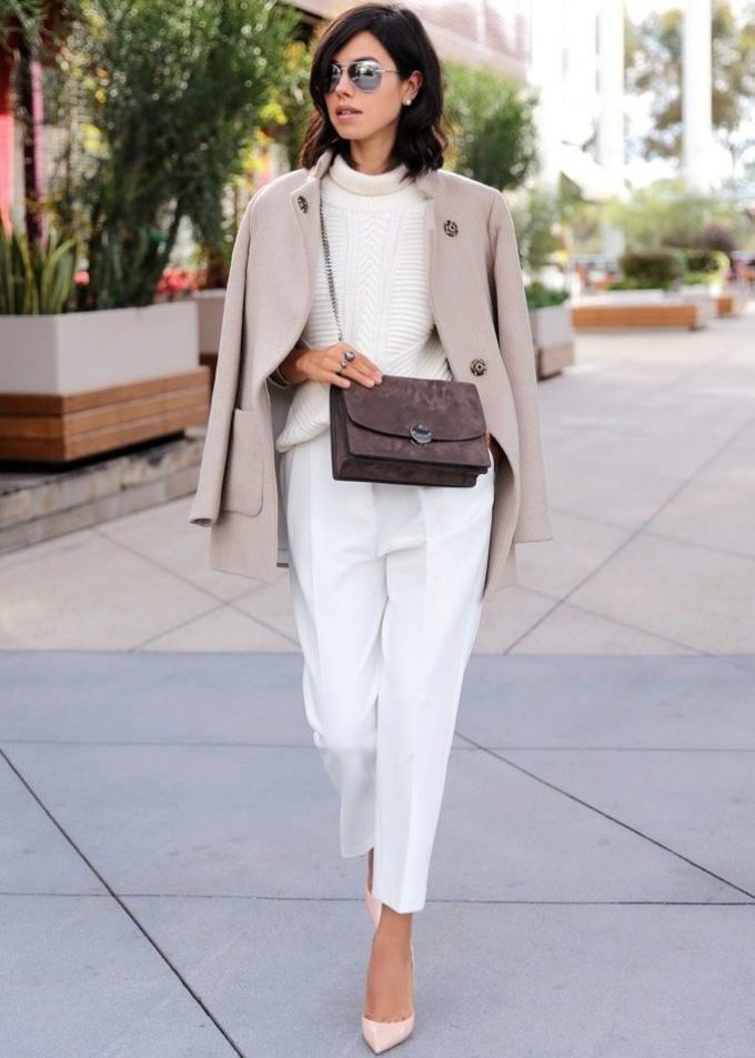 Bele hlače pomagajo ustvariti zračno, žensko podobo