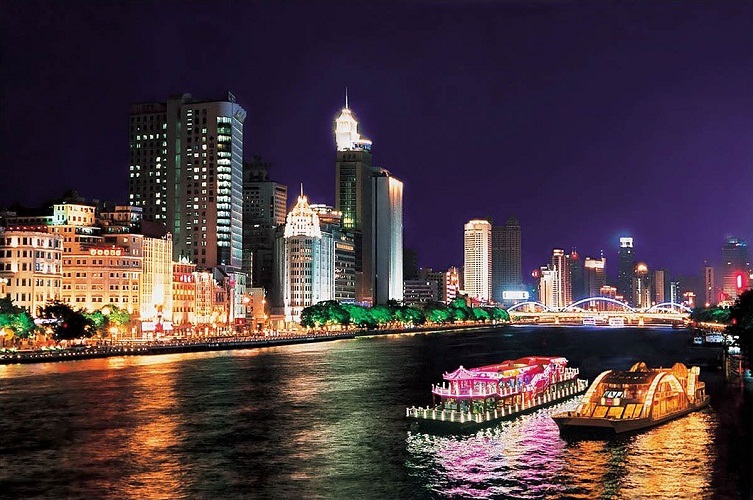 Gyönyörű és fényes folyó Kínában