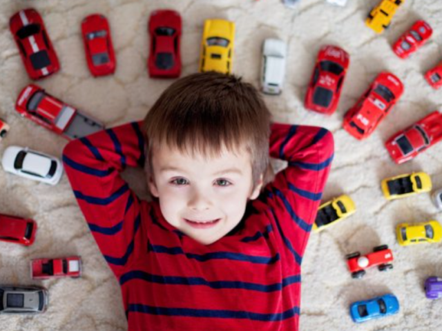 Quels jeux jouer à un enfant avec des voitures: description des jeux