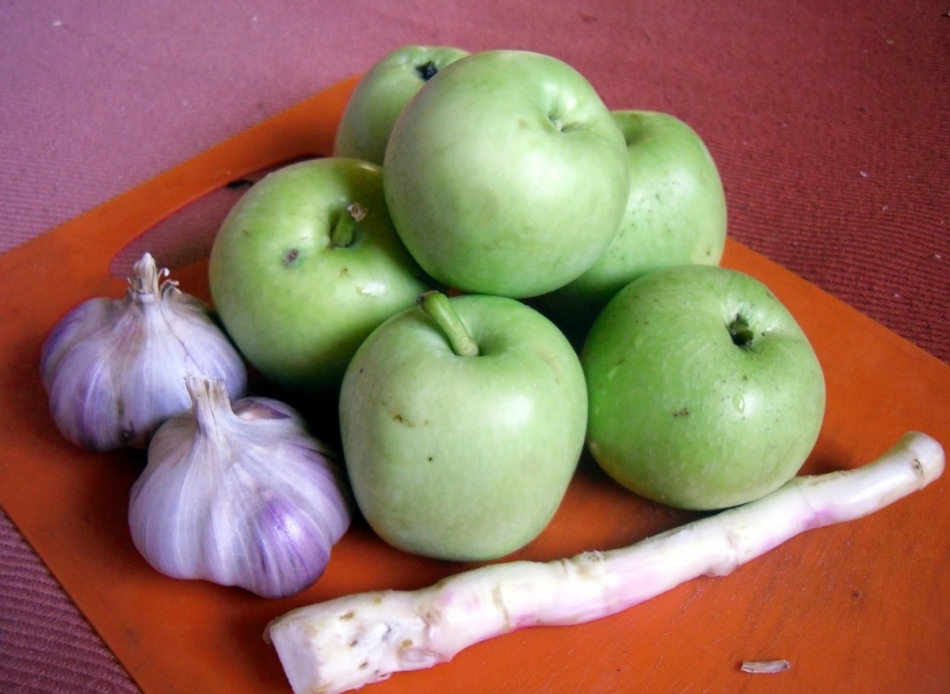 Хрен, чеснок и зеленые яблоки для приготовления острого соуса на зиму