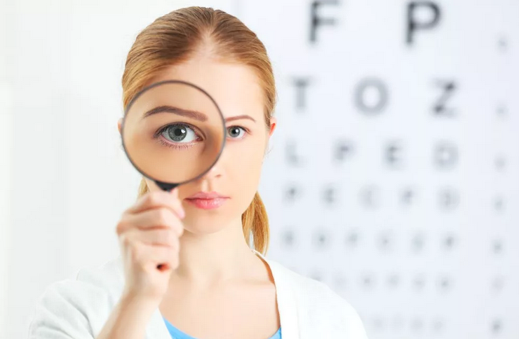 При ухудшении зрения нужно обратиться к врачу