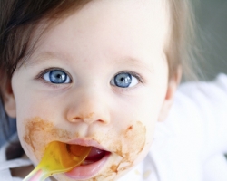 Apa yang bisa diberikan kepada anak pada 3 bulan? Mode makan anak pada 3 bulan pada pemberian makan buatan dan campuran